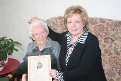 Sally shows MU President Moira Thom her well preserved MU certificate.